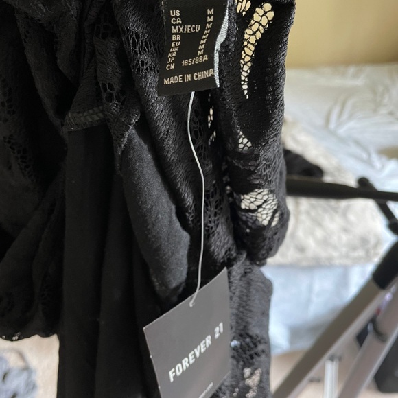 Black lace dress with open deep V-shape back - Picture 2 of 3